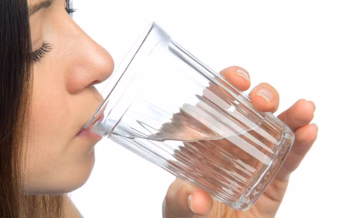 Uống đủ nước: Uống đủ nước thực sự quan trọng đối với sức khỏe của bạn. Lượng nước không đủ thực sự có thể ảnh hưởng đến cân nặng của bạn. Đôi khi, cơn khát có thể bị hiểu sai là cơn đói. Do vậy, hãy uống một cốc nước 30 phút trước khi ăn.