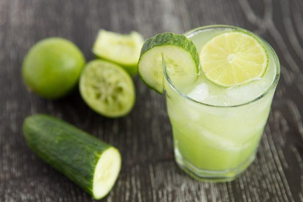 Sinh tố chanh và dưa leo: Trong dưa leo có chứa nhiều vitamin C, các loại axit nhẹ, trong dưa leo lại chứa nhiều lưu huỳnh và silic, khi kết hợp 2 thực phẩm này lại với nhau bạn sẽ có được một ly sinh tố thơm ngon, giúp thanh lọc, loại bỏ độc tố, có tác dụng bài trừ và đào thải chất béo, mỡ thừa ra ngoài cơ thể một cách nhanh và hiệu quả nhất. 