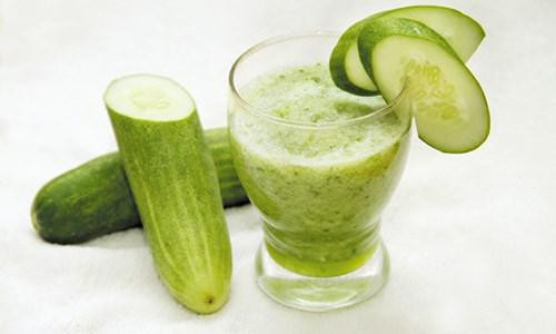 Cách làm sinh tố dưa leo và chanh rất đơn giản, bạn chỉ cần gọt bỏ vỏ 1 quả dưa leo, đem xay nhuyễn cùng với 1 ít nước, sau đó cho thêm 1 ít nước cốt chanh vào, cuối cùng tùy theo khẩu vị mà cho lượng mật ong ít hay nhiều vào để dễ uống hơn.