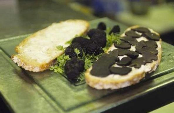 Bánh sandwich giá 84 USD: Thành phần bên trong chiếc bánh này rất ít ỏi, chỉ có chút muối, bơ, vài lát nấm Perigord đen - loại được mệnh danh là "kim cương đen", 2 lát bánh mì. Giá món này tương đương với thù lao của một nhân viên với mức lương tối thiểu ở California (Mỹ) làm việc trong 9 giờ. Ảnh: Foodbeast.