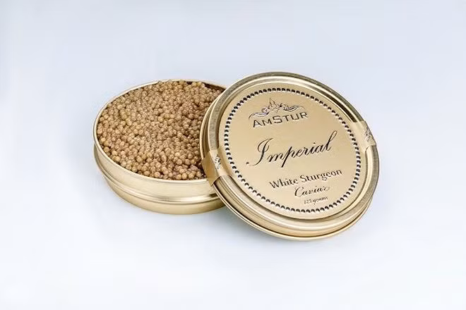 Trứng cá muối Hoàng đế: AmStur là hãng sản xuất ra những loại trứng cá muối tinh xảo có nguồn gốc từ bờ Tây nước Mỹ, trong đó đắt nhất là trứng cá muối Hoàng đế. Chúng được thu hoạch từ cá tầm trắng trưởng thành, hương vị thơm mát như kem và cực quý hiếm khi chỉ khoảng 50kg được sản xuất mỗi năm. Một hộp trứng cá muối 1kg có giá 7.915 USD (180 triệu đồng) và là món ăn ưa thích của giới thượng lưu ở Dubai. Ảnh: Courtesy of Amstur Caviar.