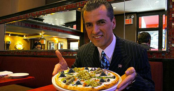 Royal Pizza: Món ăn đắt khủng khiếp này được bán tại nhà hàng Pierchic của Dubai với giá “cắt cổ” 204.200 USD (tương đương khoảng 4,5 tỷ đồng)/chiếc. Royal Pizza được làm từ những nguyên liệu đắt đỏ và độc quyền: nấm Truffle trắng (Italy), nấm Truffle Perigord đen, gan ngỗng (Pháp), nghệ tây Mongra từ Kashmir, trứng cá tầm muối ngâm trong rượu Dom Perignon, nấm matsutake Nhật và gần 58 gram vàng lá.