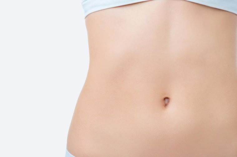 Lỗ rốn: Quần áo hở bụng, khoe rốn có thể khiến vi khuẩn, bụi bẩn dễ tích tụ vào khi vực này. Với kết cấu sâu và nhỏ, lỗ rốn là bộ phận mà chúng ta thường hay quên vệ sinh trong thời gian dài. Bạn nên sử dụng tăm bông có ngâm nước ấm để làm sạch lỗ rốn khoảng 3 lần/tuần. Tuy nhiên nên thực hiện một cách nhẹ nhàng vì khi bị tác động mạnh chúng dễ gây ra đau bụng.