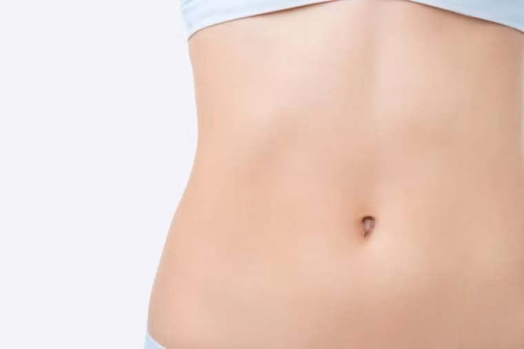 Lỗ rốn: Quần áo hở bụng, khoe rốn có thể khiến vi khuẩn, bụi bẩn dễ tích tụ vào khi vực này. Với kết cấu sâu và nhỏ, lỗ rốn là bộ phận mà chúng ta thường hay quên vệ sinh trong thời gian dài. Bạn nên sử dụng tăm bông có ngâm nước ấm để làm sạch lỗ rốn khoảng 3 lần/tuần. Tuy nhiên nên thực hiện một cách nhẹ nhàng vì khi bị tác động mạnh chúng dễ gây ra đau bụng.