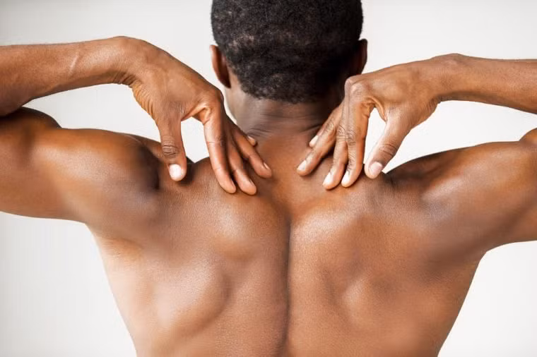 Lưng: Là bộ phận cơ thể nằm khuất nên dù có tắm thật kĩ nhưng lưng vẫn không thể nào được chà sạch. Những tế bào chết hay chất bụi bẩn tích tụ lâu ngày trên lưng có thể gây ra nhiễm trùng da và hình thành mụn lưng. Bạn có thể dùng bọt biển để chà xát nhẹ nhàng phần lưng khi tắm.