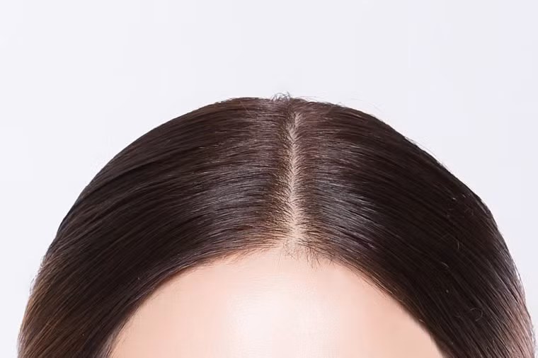 Da đầu: Dù gội đầu thường xuyên nhưng chưa chắc da đầu của chúng ta đã được sạch hoàn toàn. Thứ nhất là do chúng liên tục tiết dầu nhờn, thứ hai các tác nhân môi trường như khói bụi, không khí ô nhiễm... chính là những điều kiện làm da dầu và cả tóc dễ bị bẩn. Do vậy, khi gội đầu, bạn nên xoa bóp bằng nước ấm để tăng lưu lượng máu giúp thư giãn và loại bỏ phần da chết, dầu thừa.