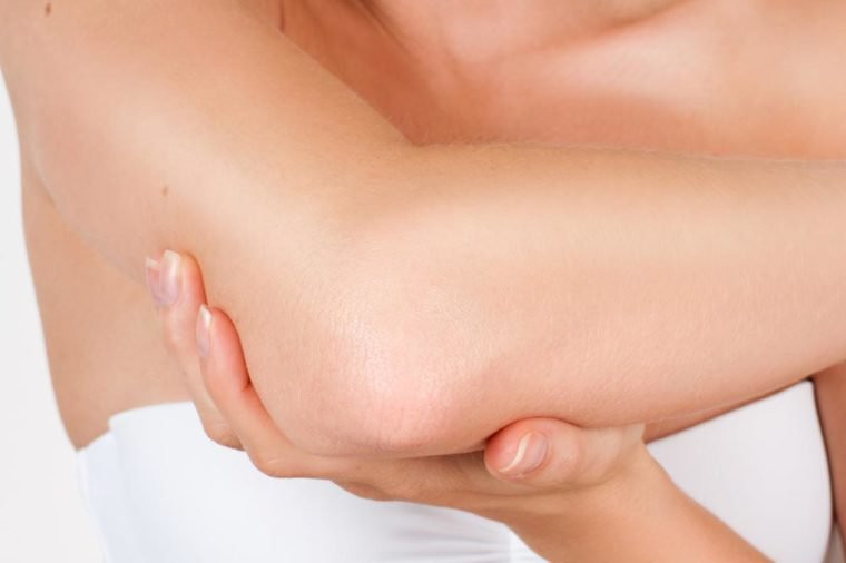 Khuỷu tay: Bộ phận này thường sẫm màu do những tế bào da khô, vảy bong tróc ở khu vực này không được làm sạch thường xuyên. Thêm vào đó, thói quen chống tay lên bề mặt bẩn như bàn làm việc, bàn ăn... cũng là nguyên nhân khiến vi khuẩn dễ dàng bám vào khuỷu tay. Bạn có thể bị viêm mô da nếu bạn không vệ sinh chúng kĩ lưỡng. Ảnh: Shutterstock.