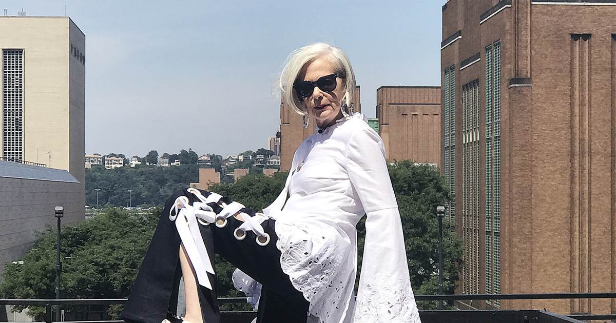 Bà Lyn có sự quan tâm đặc biệt đến thời trang từ lâu. Khi bà mở trang fashion blog mang tên Accidental Icon trên Instagram, bà Lyn trở thành biểu tượng thời trang mới được giới trẻ thế giới ngưỡng mộ.