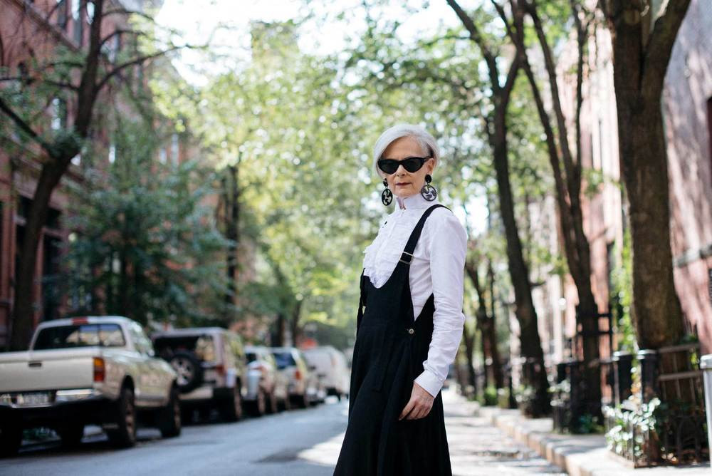 Trong sự nghiệp bốn thập kỷ của mình, thời trang là một phần không thể thiếu cũng như thói quen hàng ngày của bà Lyn.