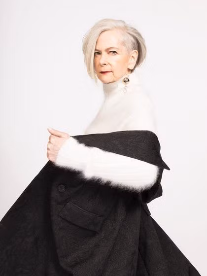 Bà Lyn mặc đẹp lên bục giảng và thậm chí còn đi học tại viện Công nghệ Thời trang. Khi gần 60 tuổi, Lyn tin rằng thời trang là một cách để đối đầu với quá trình lão hóa