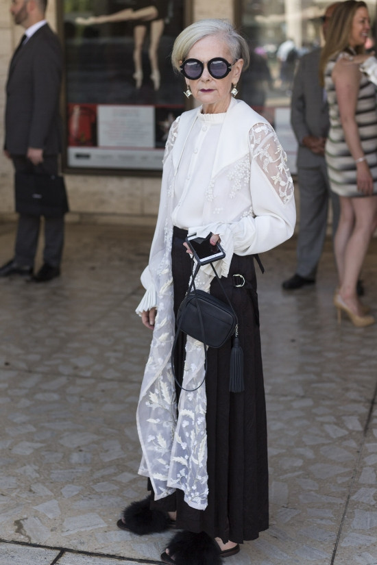 Trên trang cá nhân, bà Lyn chia sẻ nhiều về thời trang, những gì bà thích mặc, một số khía cạnh của cuộc sống riêng và cách tạo nên phong cách riêng.