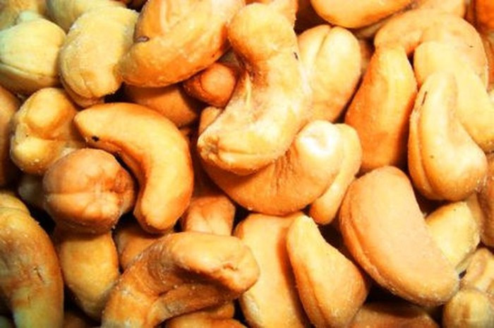 Hạt điều cũng giàu năng lượng và chất xơ, là món ăn vặt ngày tết lý tưởng để bạn kiểm soát cân nặng.