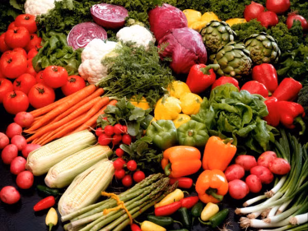 Trái cây và rau quả: Theo nghiên cứu của Đại học Buffalo thì trái cây và rau quả giúp cai nghiện thuốc lá. Nghiên cứu cho thấy rằng những người hút thuốc lá mà ăn nhiều trái cây thì khả năng bỏ thuốc gấp ba lần so với những người muốn bỏ thuốc mà không ăn nhiều trái cây rau quả.