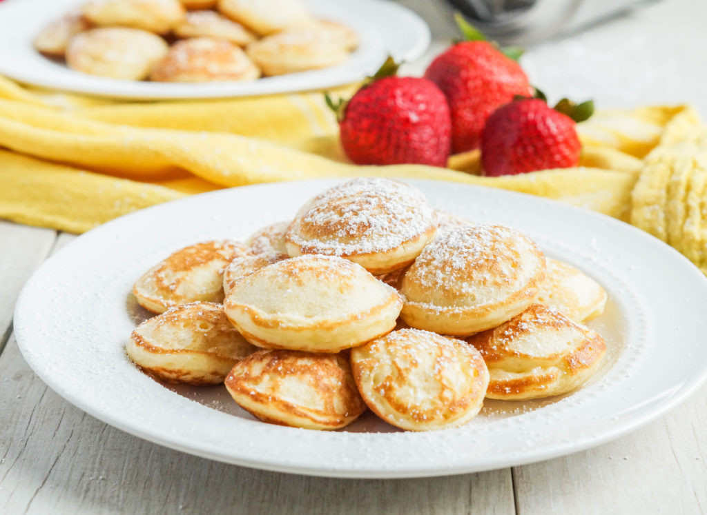 Bánh poffertjes: Đây là món bánh không thể thiếu được trong mỗi mùa lễ hội cuối năm ở Hà Lan. Bánh được làm từ nấm me, bột kiều mạch, đường, bơ xay nhuyễn. Món ăn hấp dẫn này được rán phồng lên, có vị giòn tan rất ngon.