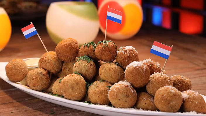 Bitterballen là món thịt viên chiên vàng ươm, đẹp mắt và có lớp vỏ ngoài giòn tan nhưng bên trong lại vô cùng dai dai, mềm mại vô cùng hấp dẫn. Món ăn này được ăn kèm với mù tạt cay nồng và nhấm nháp với một ngụm bia tươi thì vô cùng tuyệt hảo. Ảnh: Internet.