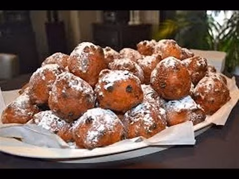 Bánh Oliebollen là một loại bánh không thể thiếu trong bữa tiệc đón năm mới của người dân Hà Lan. Bánh được chế biến từ bột mì làm vỏ bánh với nhân bên trong là các loại quả hoặc hạt như nhân táo, nhân dứa, nhân nho hoặc các hạt hạnh nhân.