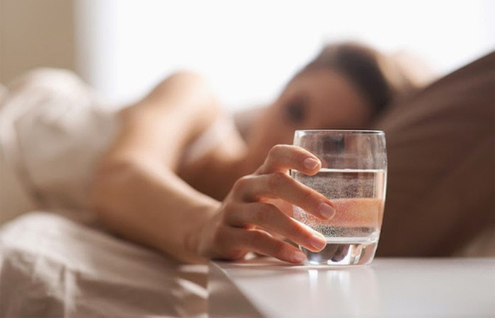 Khi bạn mệt mỏi: Nếu bạn cảm thấy mệt mỏi quá thường xuyên thì đó có thể là dấu hiệu cho thấy cơ thể bạn không có đủ nước. Do đó uống một ly nước sẽ giúp kích thích cơ thể hoạt động tốt hơn.