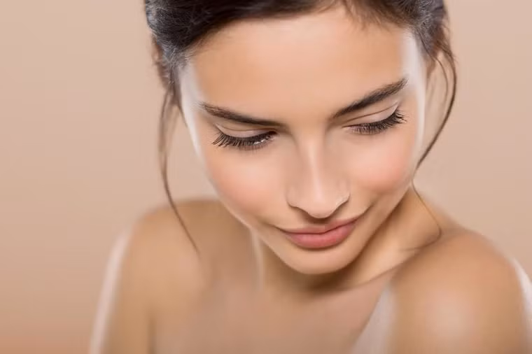 Mặt: Trừ khi rửa mặt hoặc sử dụng kem dưỡng da, bạn không nên chạm tay vào mặt. Tay của bạn chứa dầu, vi khuẩn có thể làm trầm trọng thêm mụn trứng cá và tình trạng viêm nhiễm da. Vì vậy, để giữ cho khuôn mặt sạch sẽ và không mụn trứng cá, đừng chạm vào.