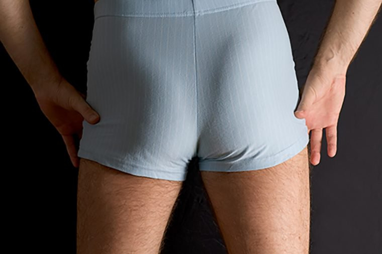 Hậu môn: Rửa tay sau khi đi vệ sinh đã được các chuyên gia khuyến cáo từ lâu. Bởi tay chạm vào hậu môn là cách đơn giản để các vi khuẩn nguy hiểm như E.coli lây lan. Tiếp xúc tay với hậu môn là con đường ngắn nhất lây lan vi khuẩn từ hệ thống đường tiêu hóa thông thường vào miệng hoặc mắt.