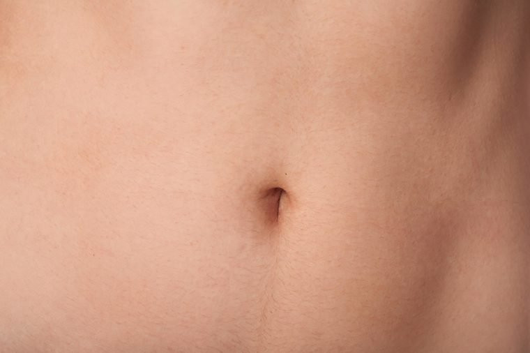 Rốn: Bạn có biết rằng rốn là bộ phận bẩn nhất của cơ thể vì nó chứa rất nhiều vi khuẩn. Hình dạng của rốn làm cho nó dễ dàng thu thập bụi bẩn và gây ra một mùi. Các chuyên gia y tế cảnh báo về việc chạm vào rốn với các ngón tay mẫn cảm có thể dẫn đến nhiễm trùng nghiêm trọng.