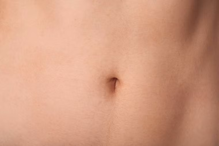 Rốn: Bạn có biết rằng rốn là bộ phận bẩn nhất của cơ thể vì nó chứa rất nhiều vi khuẩn. Hình dạng của rốn làm cho nó dễ dàng thu thập bụi bẩn và gây ra một mùi. Các chuyên gia y tế cảnh báo về việc chạm vào rốn với các ngón tay mẫn cảm có thể dẫn đến nhiễm trùng nghiêm trọng.