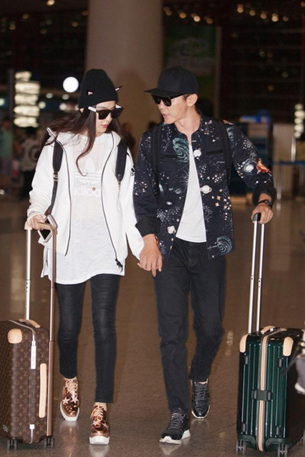 Thời trang sân bay cool ngầu và sang chảnh của cặp đôi đình đám luôn được các tạp chí thời trang săn đón.