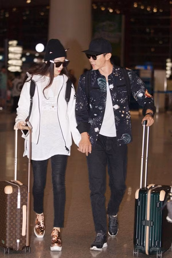 Thời trang sân bay cool ngầu và sang chảnh của cặp đôi đình đám luôn được các tạp chí thời trang săn đón.