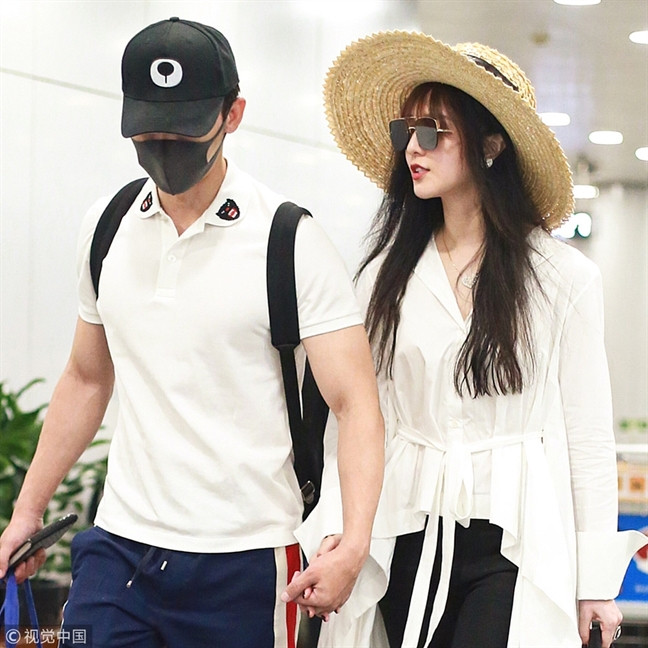 Những lần ra sân bay, cặp đôi luôn nắm chặt tay nhau, ''lên đồ'' rất đồng điệu từ trang phục, màu sắc cho tới phụ kiện