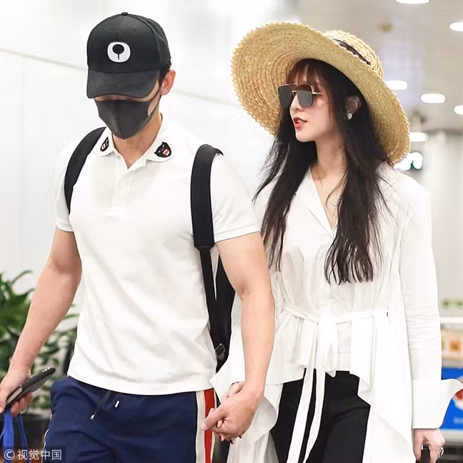 Những lần ra sân bay, cặp đôi luôn nắm chặt tay nhau, ''lên đồ'' rất đồng điệu từ trang phục, màu sắc cho tới phụ kiện