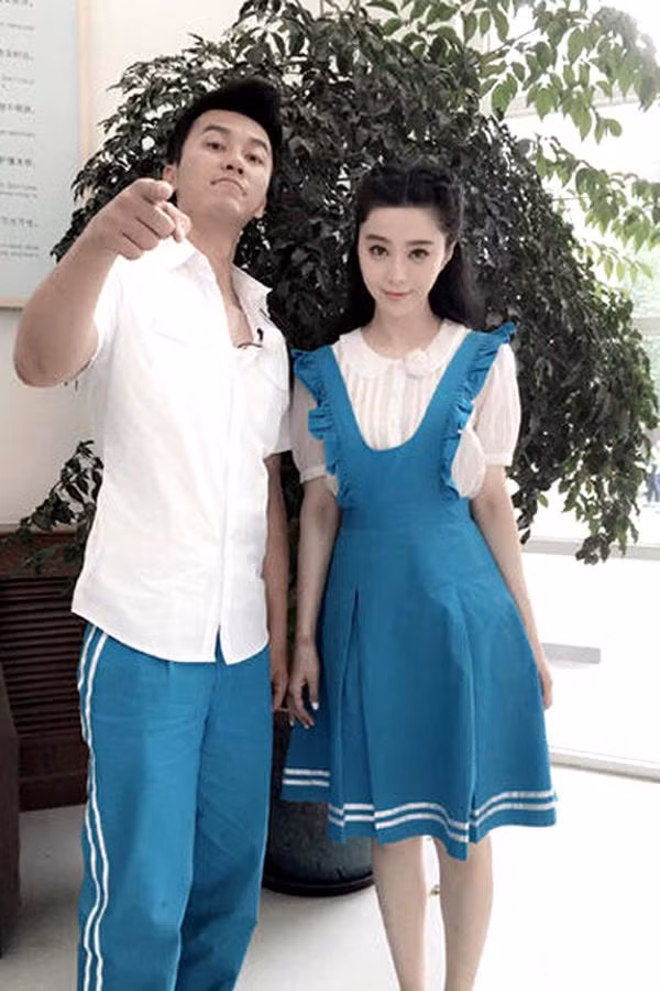 Cặp đôi trẻ hoá với set đồ lấy cảm hứng từ nữ sinh, Phạm Băng Băng chọn kiểu tóc búi nửa đầu ngọt ngào và đầy trẻ trung.