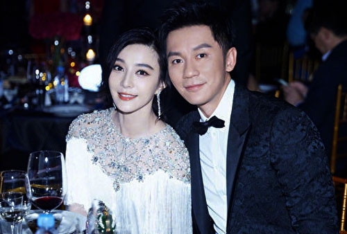 Khi dự sự kiện, tiêu chí lựa chọn trang phục của cặp đôi luôn là sự thanh lịch, hiện đại.