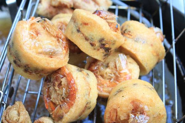 Bánh cống Cần Thơ: Là một món ăn dân dã, rẻ và ngon, nếu ai đã một lần ăn thì không dễ quên được hương vị của bánh cống. Người Cần Thơ thường xem bánh cống như là thứ quà vặt nên chỉ ăn vào buổi chiều hay tối, từ sau 4 giờ chiều. 