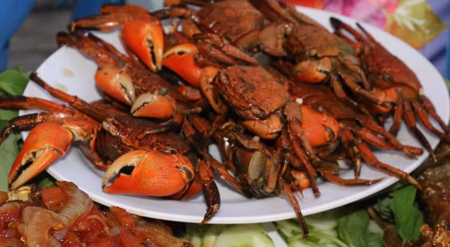 Ba khía tươi phải chọn được những con cái, có yếm cứng, thịt nhiều. Sau khi đã sạch bùn, ba khía được tách bỏ mai lấy phần thân rửa sạch để ráo nước. Sau đó phi tỏi vào ba khía xào chín cho đến khi ba khía chín thịt rồi đổ nước sốt me đã nêm nếm gia vị vào rim cho đến khi nước sệt lại là được.