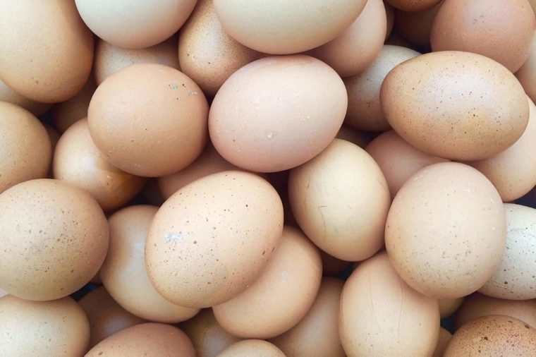 Luộc trứng: Trứng sống là một trong những thứ tuyệt đối không cho vào lò vi sóng. Nếu bạn cố gắng luộc trứng trong lò vi sóng, bạn có thể nhận lấy một mớ hỗn độn lớn. Nhiệt nhanh từ lò vi sóng tạo ra rất nhiều hơi nước trong trứng, không nơi nào thoát ra được khiến nó phát nổ. Trứng nổ rất khó để làm sạch.