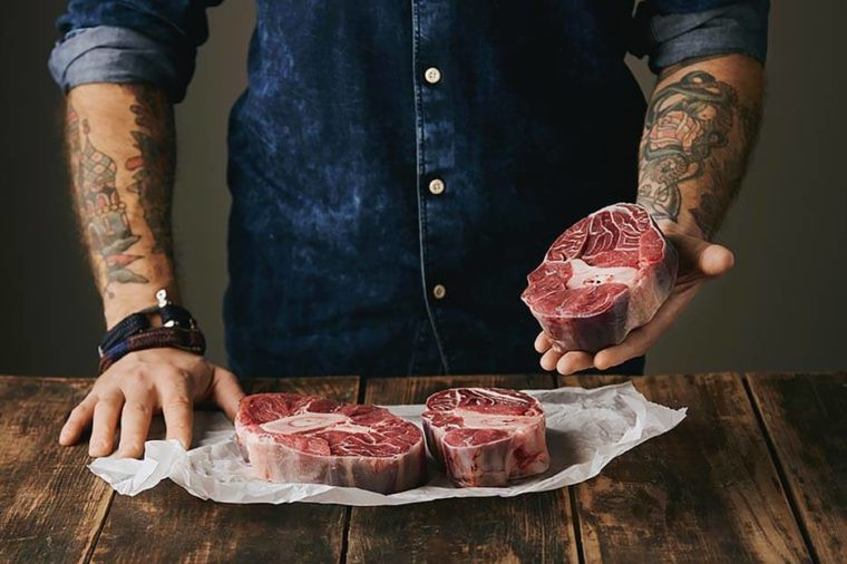 Rã đông thịt đông lạnh trong lò vi sóng: Việc rã đông thịt này có thể dẫn đến sự phân phối nhiệt không đều, có thể cho phép vi khuẩn phát triển. Các cách an toàn nhất để làm tan thịt là rã đông qua đêm trong ngăn mát tủ lạnh.