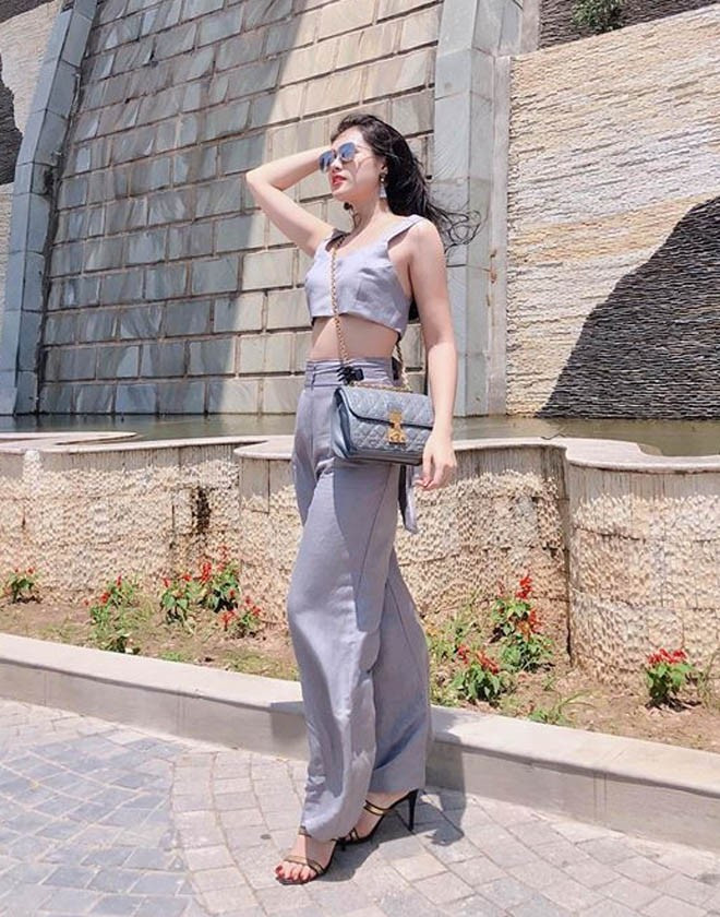 Cô thường chọn những trang phục cắt cúp khá sexy nhằm khoe các vòng cơ thể.