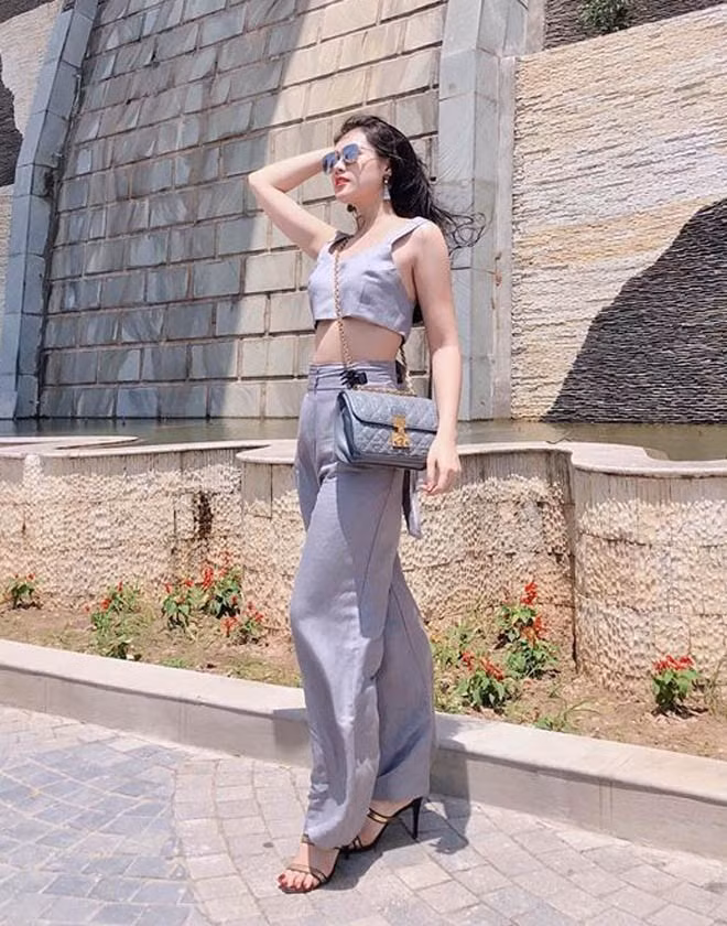 Cô thường chọn những trang phục cắt cúp khá sexy nhằm khoe các vòng cơ thể.