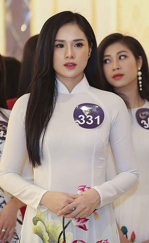 Huyền Trang diện áo dài trắng truyền thống xinh đẹp xuất hiện nổi bật tại cuộc thi Hoa hậu Bản sắc Việt toàn cầu 2019.