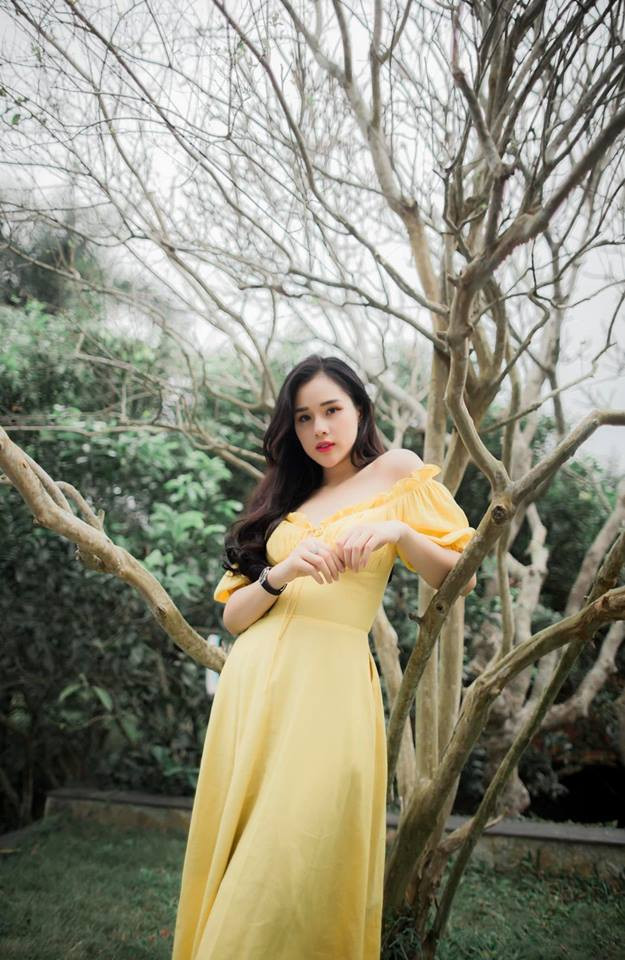 Huyền Trang mặc váy vàng trễ vai vô cùng gợi cảm.