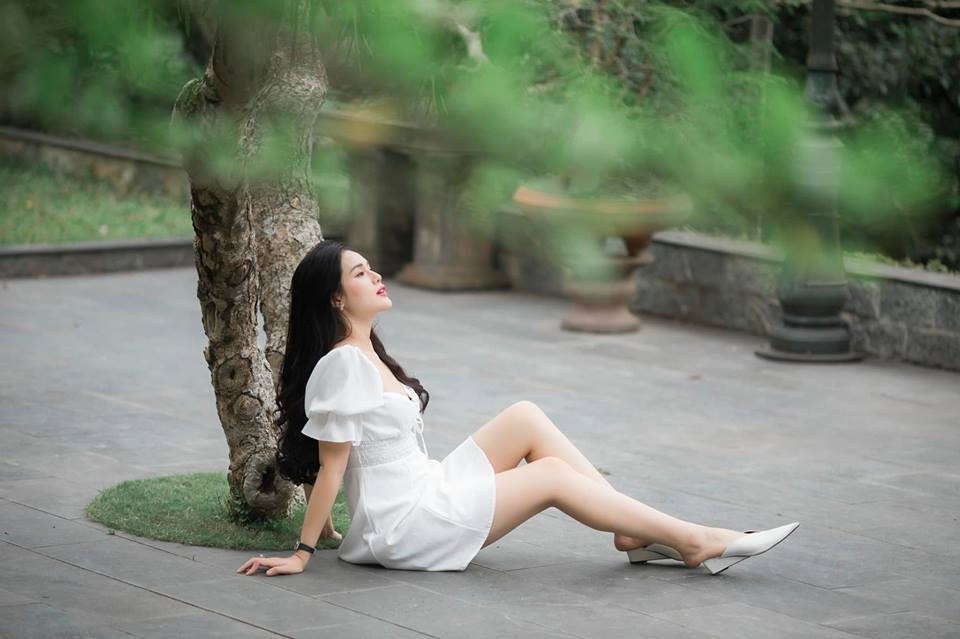 Cô diện váy trắng khoét ngực sâu hút mắt.