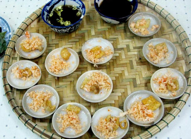 Bánh bèo là đặc sản Huế được làm từ bột gạo nếp hấp chín ăn kèm với tôm và thịt lợn rán. Mỗi suất ăn thường bao gồm nhiều đĩa bánh bèo nhỏ xíu. Du khách quốc tế tỏ ra rất tò mò và thích thú khi lần đầu thưởng thức món ăn này.