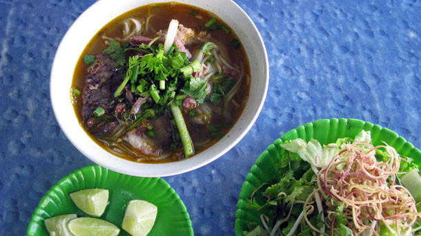 Bún bò Huế có thành phần là bún gạo, thịt bò, thịt lợn, sụn và nội tạng lợn. Nước dùng từ nước hầm xương với cà chua và sả, ăn kèm với nhiều loại gia vị và rau thơm đặc trưng của địa phương.