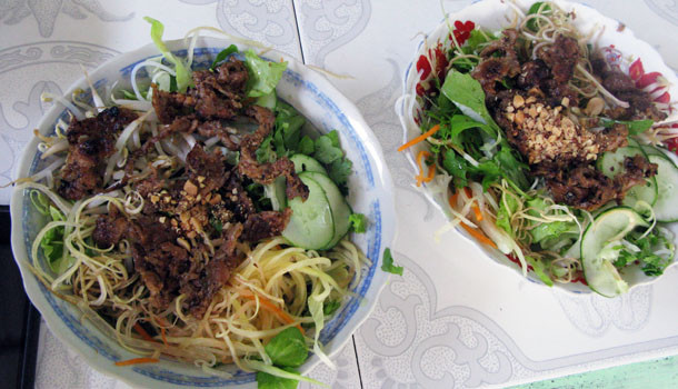 Bún thịt nướng: Sợi bún được trộn với nước mắm, dưa góp, giá đỗ, rau thơm, thịt lợn nướng thơm lừng và một ít đậu phộng nghiền. Du khách có thể dễ dàng thưởng thức món ăn này ở các quán hàng ven đường ở Huế.