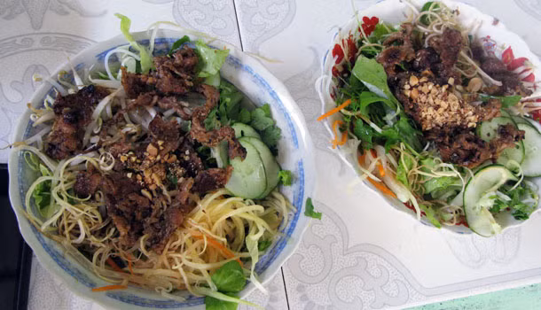 Bún thịt nướng: Sợi bún được trộn với nước mắm, dưa góp, giá đỗ, rau thơm, thịt lợn nướng thơm lừng và một ít đậu phộng nghiền. Du khách có thể dễ dàng thưởng thức món ăn này ở các quán hàng ven đường ở Huế.