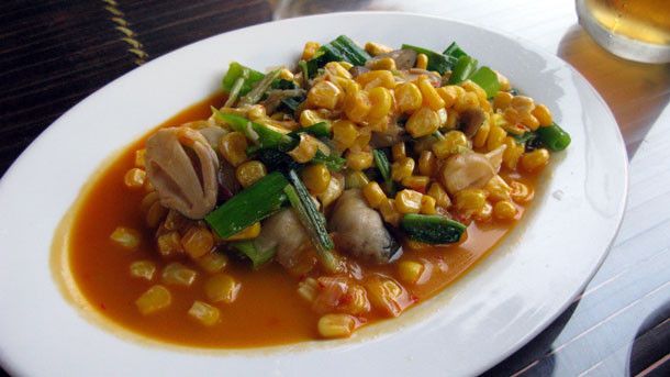 Đồ ăn chay xứ Huế vô cùng phong phú và hấp dẫn. Nguyên liệu chính của món ăn này làm từ nấm, ngô và hành lá rất tốt cho sức khỏe.