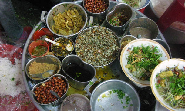 Cơm hến và bún hến: Hến nước ngọt nhỏ xíu được ăn kèm với thịt lợn, đậu phộng rang, tỏi băm, mắm tôm,... Món ăn này được coi là “linh hồn” của ẩm thực xứ Huế.