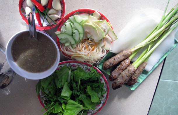 Nem lụi nướng nổi tiếng ở Huế được làm từ thịt lợn xay và nhiều nguyên liệu khác bọc trong 1 cọng sả rồi đem nướng thơm phức, ăn kèm với các loại rau thơm và bánh tráng.