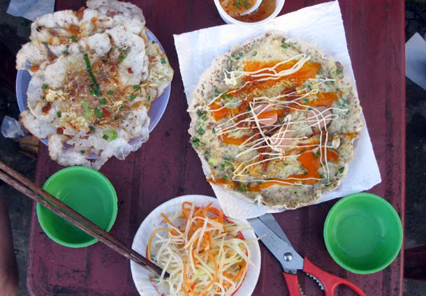 Bánh tráng trứng của Huế là một trong những món đặc sản miền Trung được trang tin Seriouseats khen ngợi. Món này gồm 1 lớp bột mỏng vàng ruộm trứng được nướng cho giòn, với phần nhân đầy ắp xúc xích, tương ớt, hành lá và nước sốt. Đây là món ăn vặt được rất nhiều bạn trẻ yêu thích.