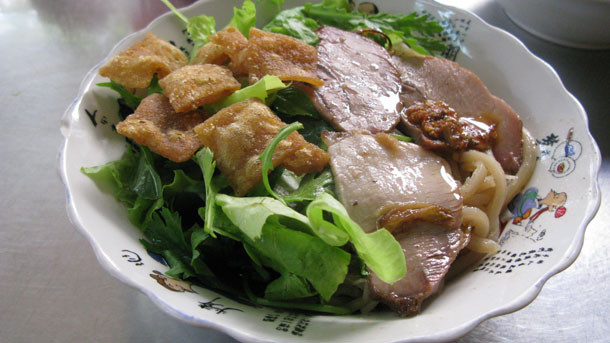 Cao lầu là món ăn nổi tiếng nhất của Hội An. Nguyên liệu chính gồm sợi mì to, dầy ăn kèm với thịt lợn nướng, bánh đa giòn và nhiều thành phần khác.