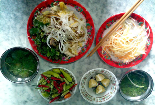 Cơm gà là một món ăn nổi tiếng khác của Hội An, nguyên liệu gồm thịt gà xé nhỏ trộn với các loại rau gia vị và nhiều hành tây thái sợi, ăn cùng với cơm nấu từ nước dùng gà và các loại dưa góp.